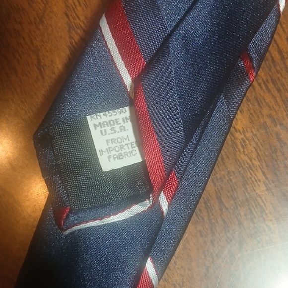 Andre Valetino Classic Blue and Red Striped Tie for Formal Occasions - Picture 4 of 4